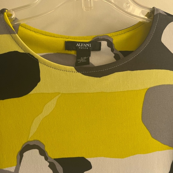 Alfani Abstract Blouse - P/M - Picture 2 of 4